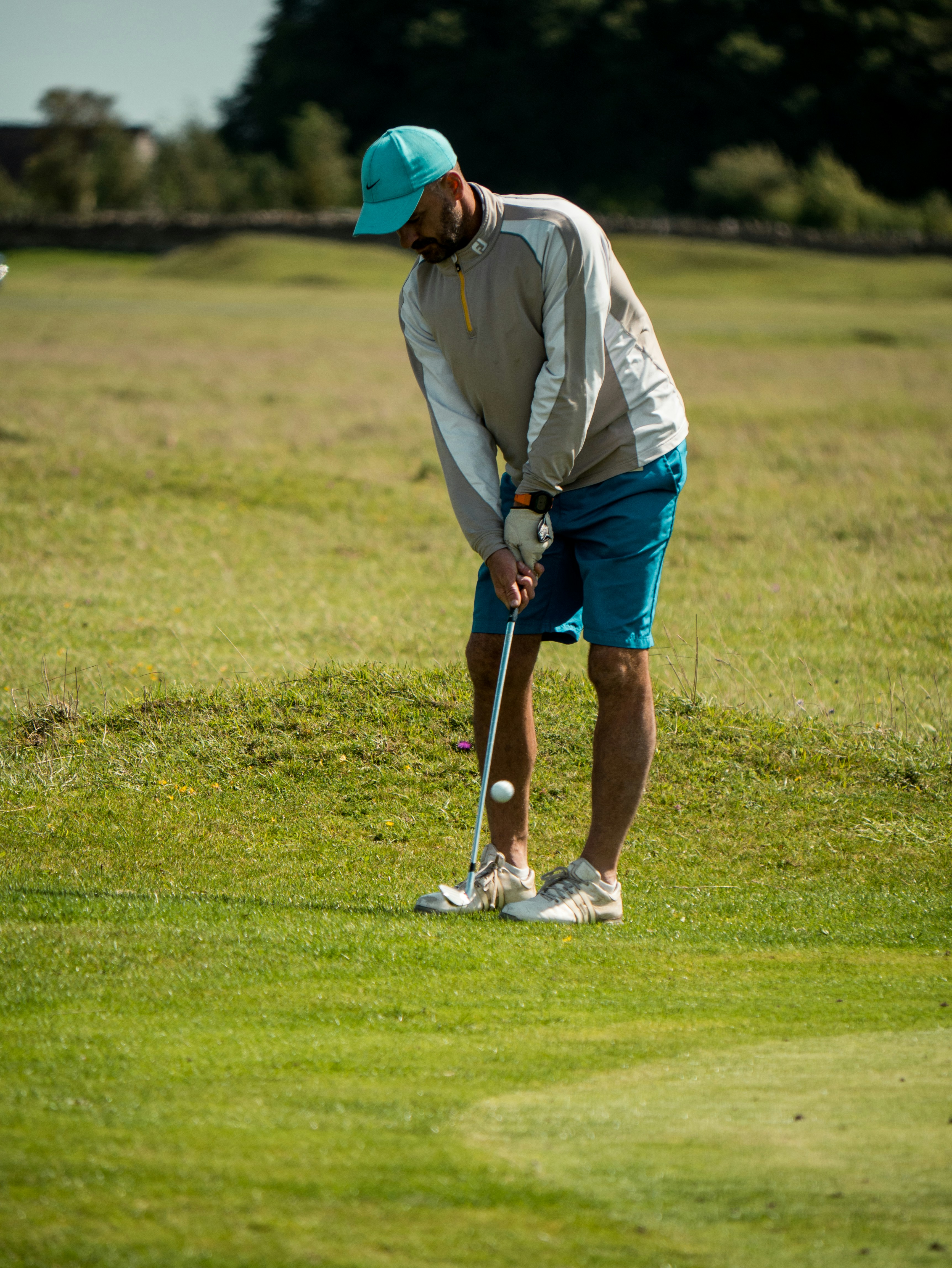 man som slår en golfboll
